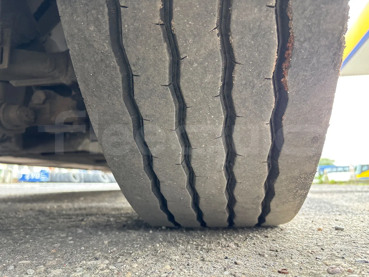 Mercedes-Benz Integro O550 447 N - EUR2 - 184kW - 12m - tread condition front tires left