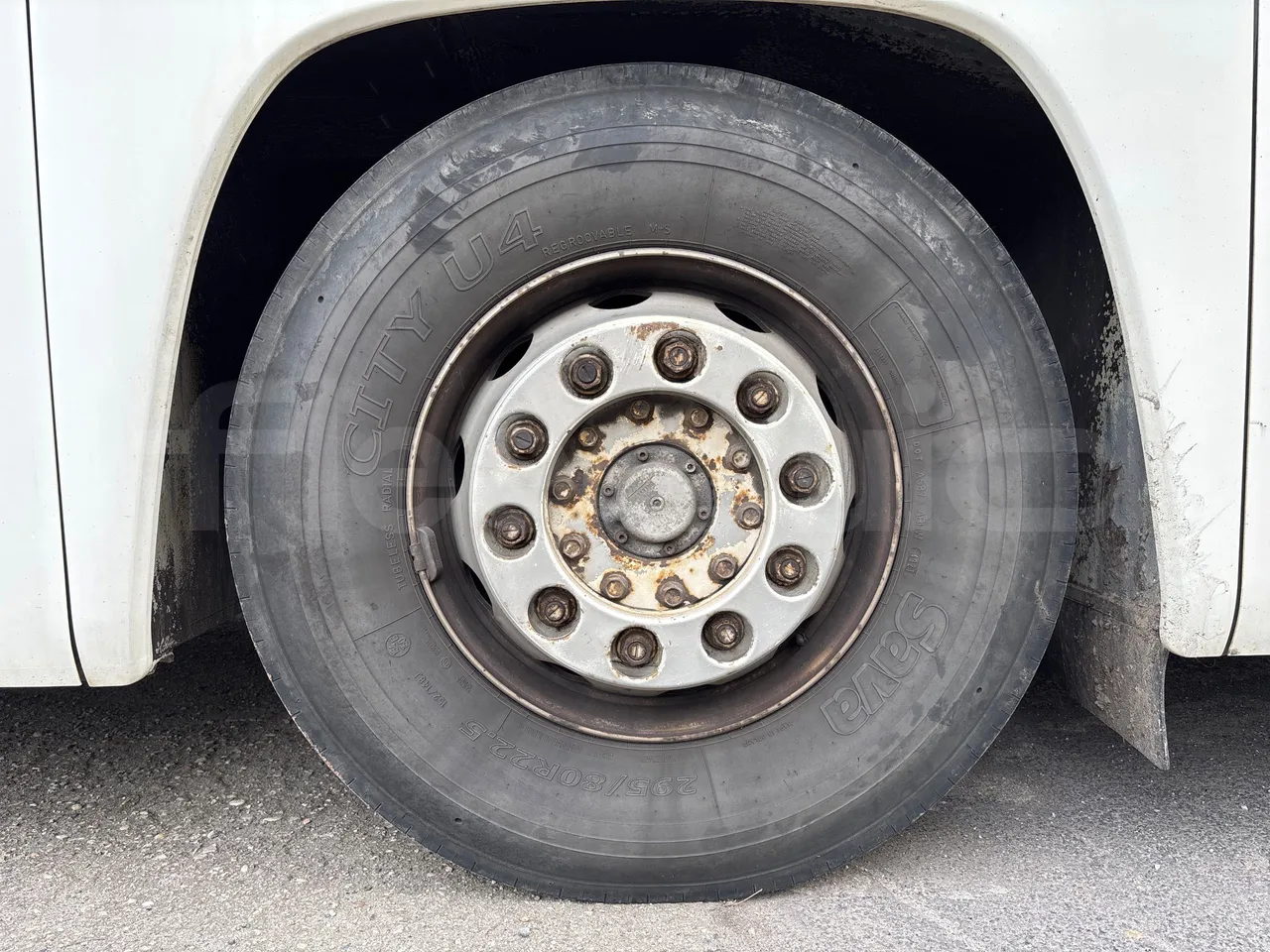 Mercedes-Benz Integro O550 447 N - EUR2 - 184kW - 12m - front left tire measurements