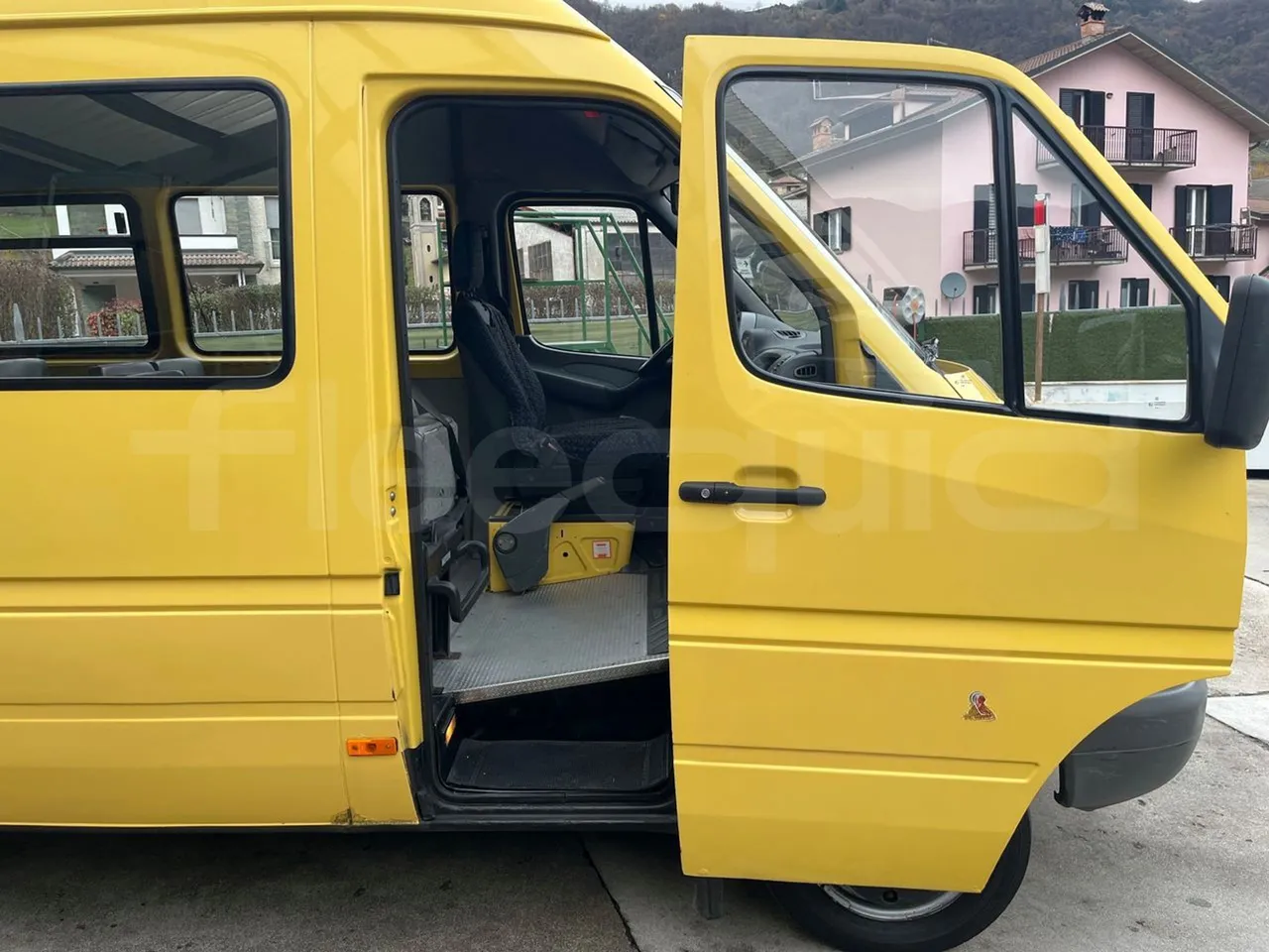 Mercedes-Benz Sprinter AGMB 413CDI - Euro 3 - 95 kW - 6.595 mt - front door 1 open