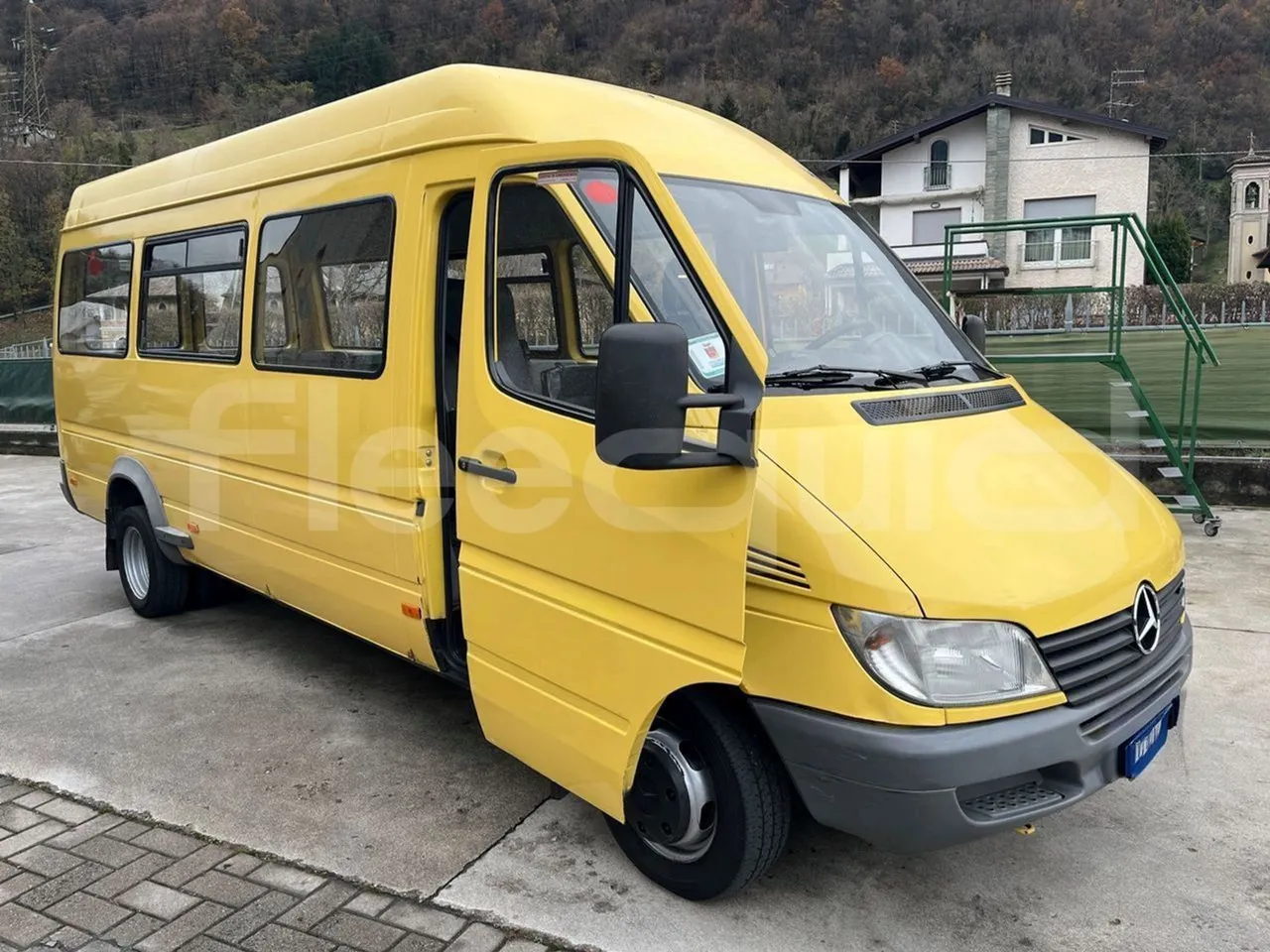 Mercedes-Benz Sprinter AGMB 413CDI - Euro 3 - 95 kW - 6.595 mt - 3/4 right front doors open