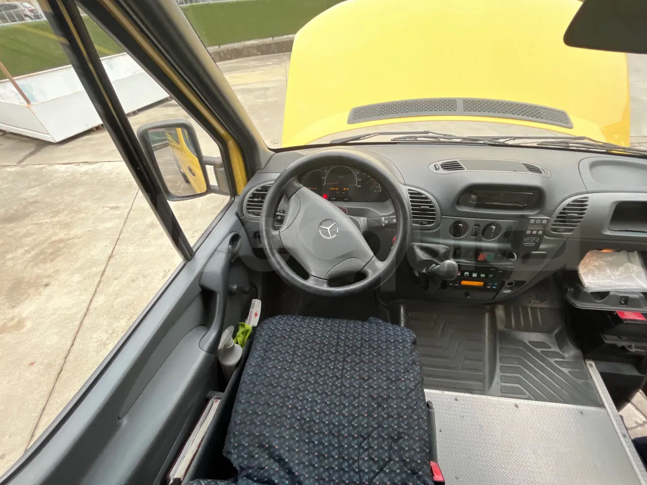 Mercedes-Benz Sprinter AGMB 413CDI - Euro 3 - 95 kW - 6.595 mt - buttons panels on