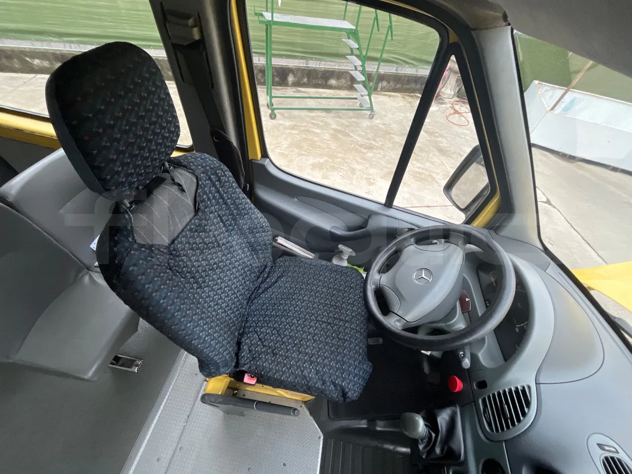 Mercedes-Benz Sprinter AGMB 413CDI - Euro 3 - 95 kW - 6.595 mt - driver's seat photo