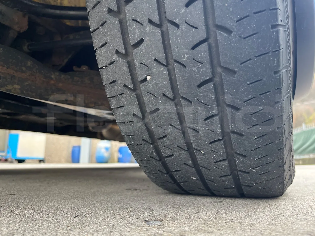 Mercedes-Benz Sprinter AGMB 413CDI - Euro 3 - 95 kW - 6.595 mt - tread condition front tires left