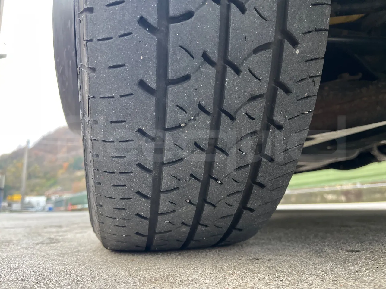 Mercedes-Benz Sprinter AGMB 413CDI - Euro 3 - 95 kW - 6.595 mt - tread condition front tires right