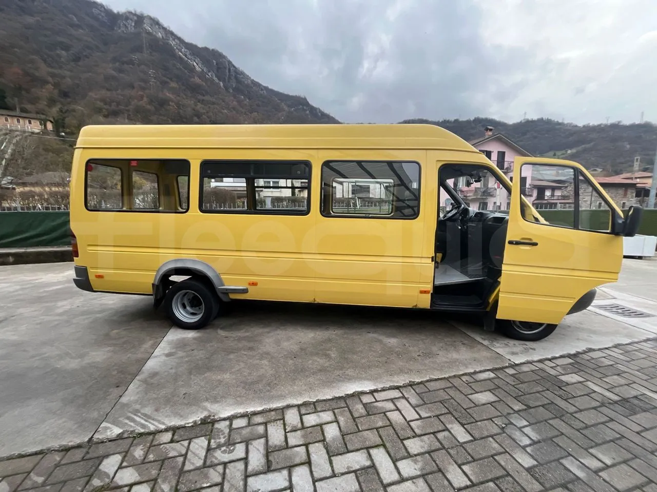 Mercedes-Benz Sprinter AGMB 413CDI - Euro 3 - 95 kW - 6.595 mt - right side doors open