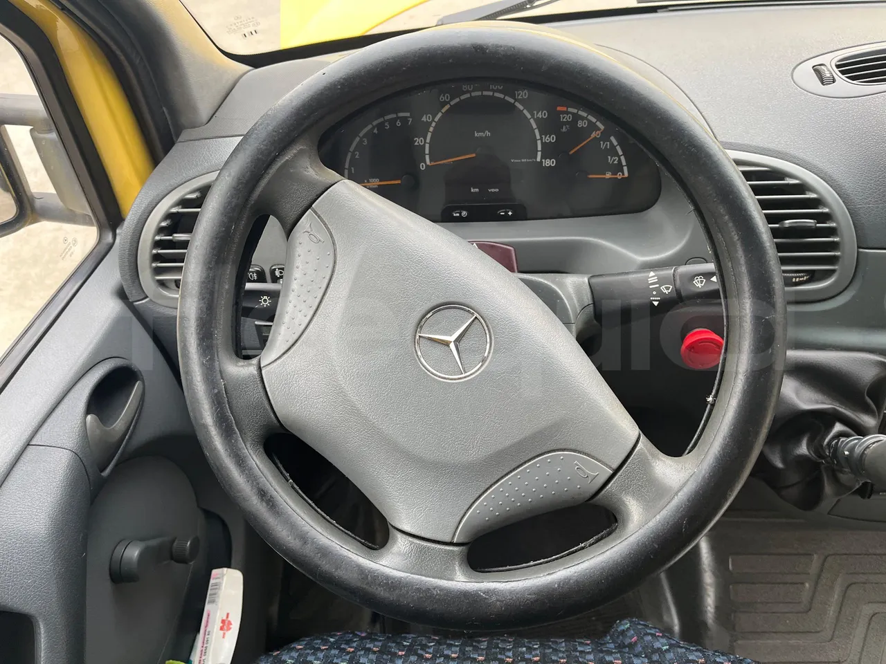 Mercedes-Benz Sprinter AGMB 413CDI - Euro 3 - 95 kW - 6.595 mt - steering wheel photo