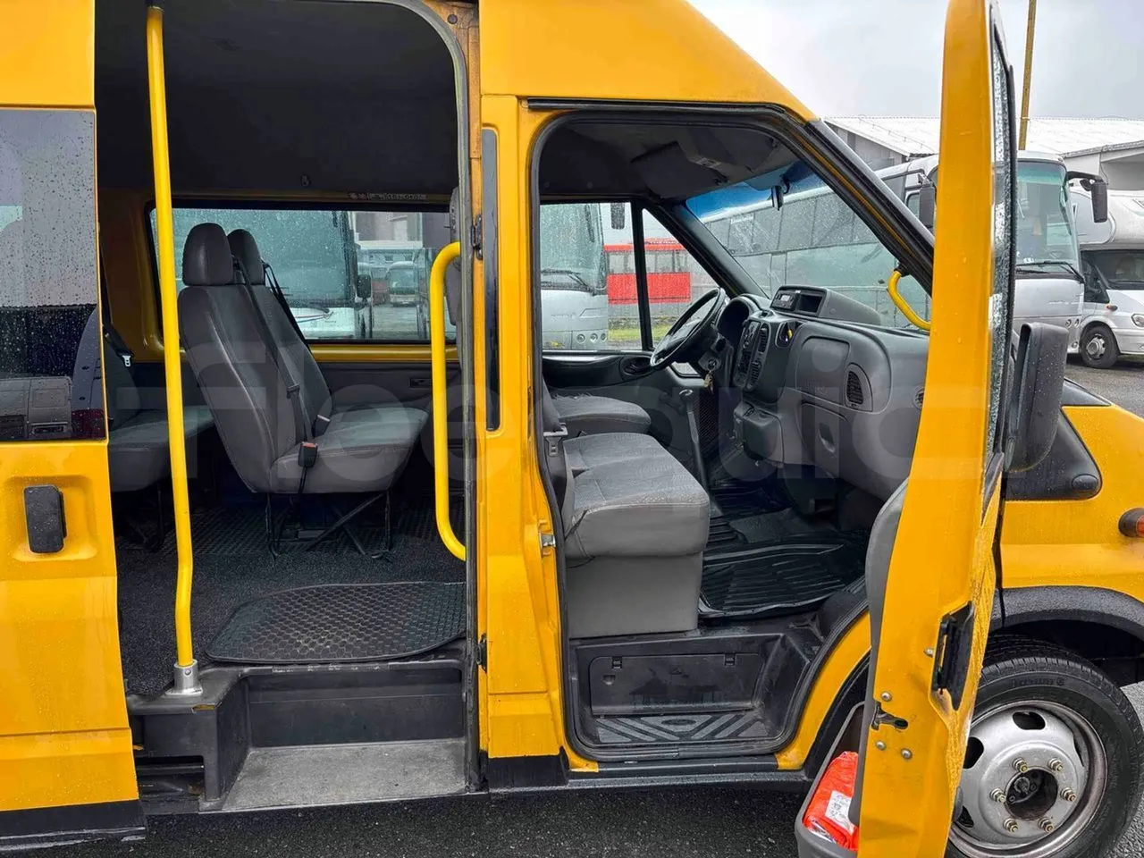 Ford Transit FCDYDOFA - Euro3 - 92kW - 6.374mt - front door 1 open