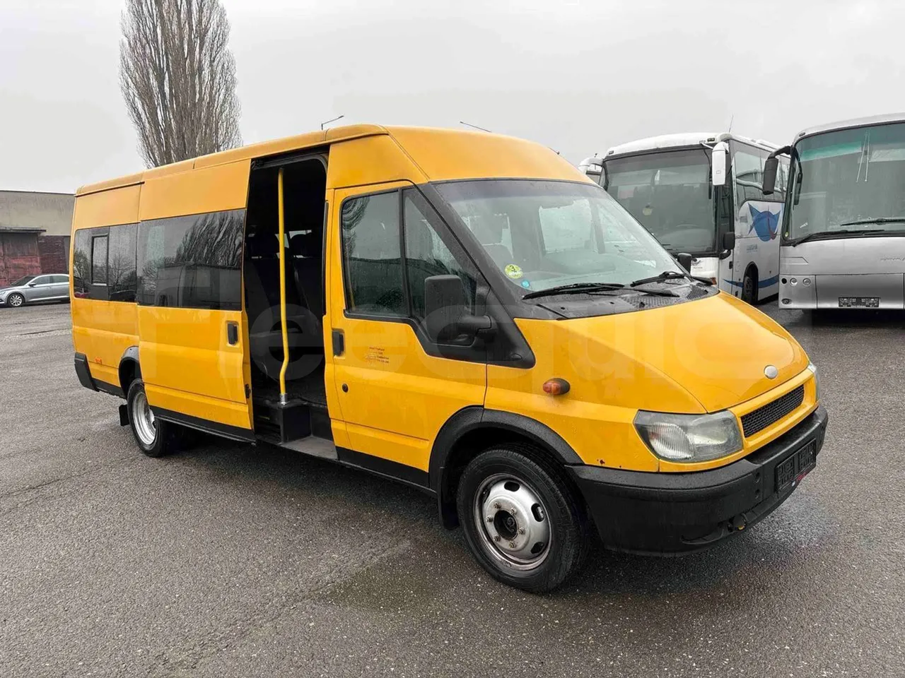 Ford Transit FCDYDOFA - Euro3 - 92kW - 6.374mt - 3/4 right front doors open