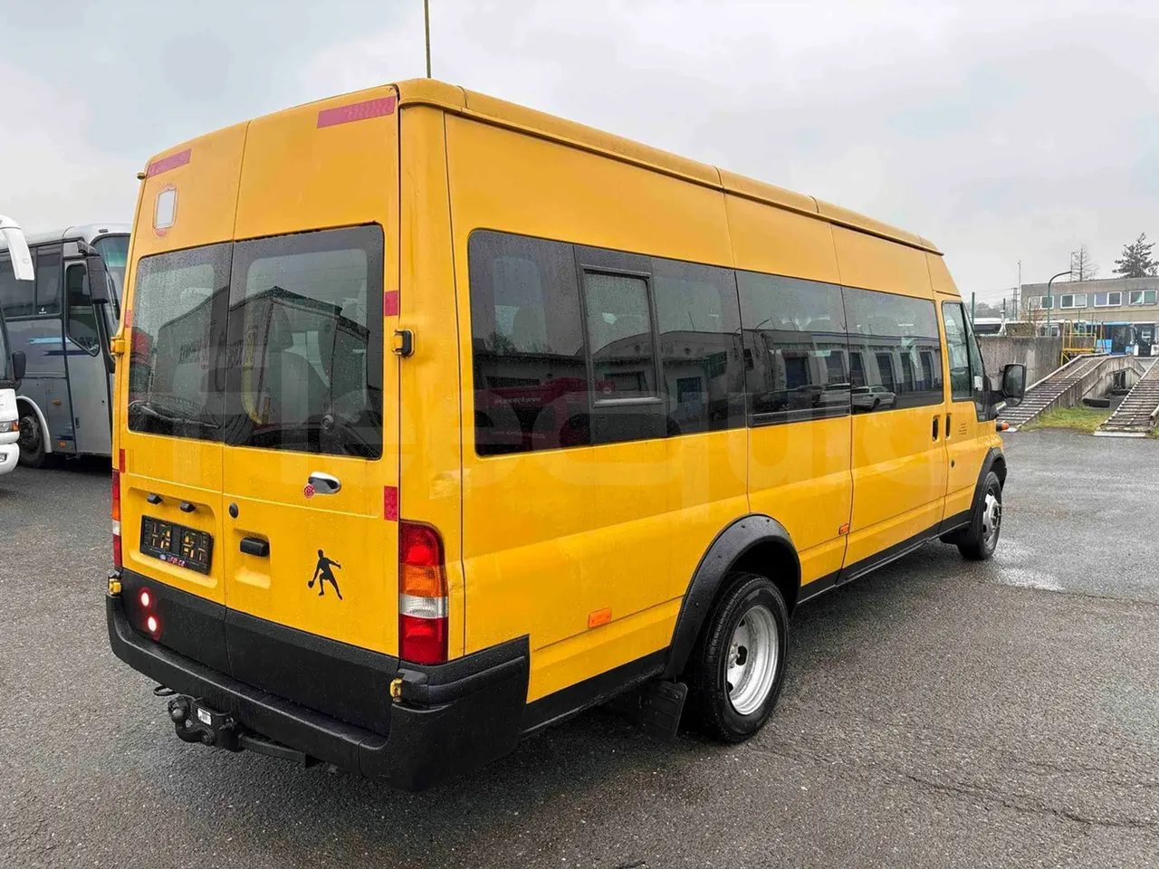 Ford Transit FCDYDOFA - Euro3 - 92kW - 6.374mt - 3/4 right rear doors closed