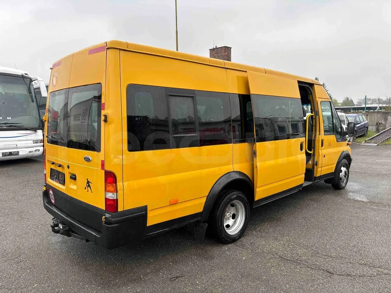 Ford Transit FCDYDOFA - Euro3 - 92kW - 6.374mt - 3/4 right rear doors open