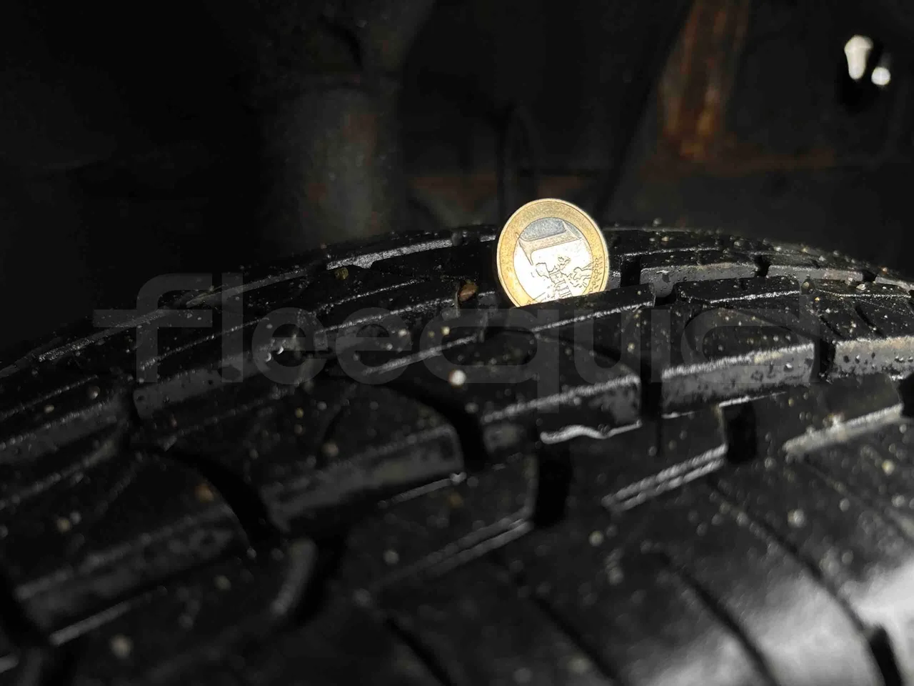 Ford Transit FCDYDOFA - Euro3 - 92kW - 6.374mt - tread condition front tires right