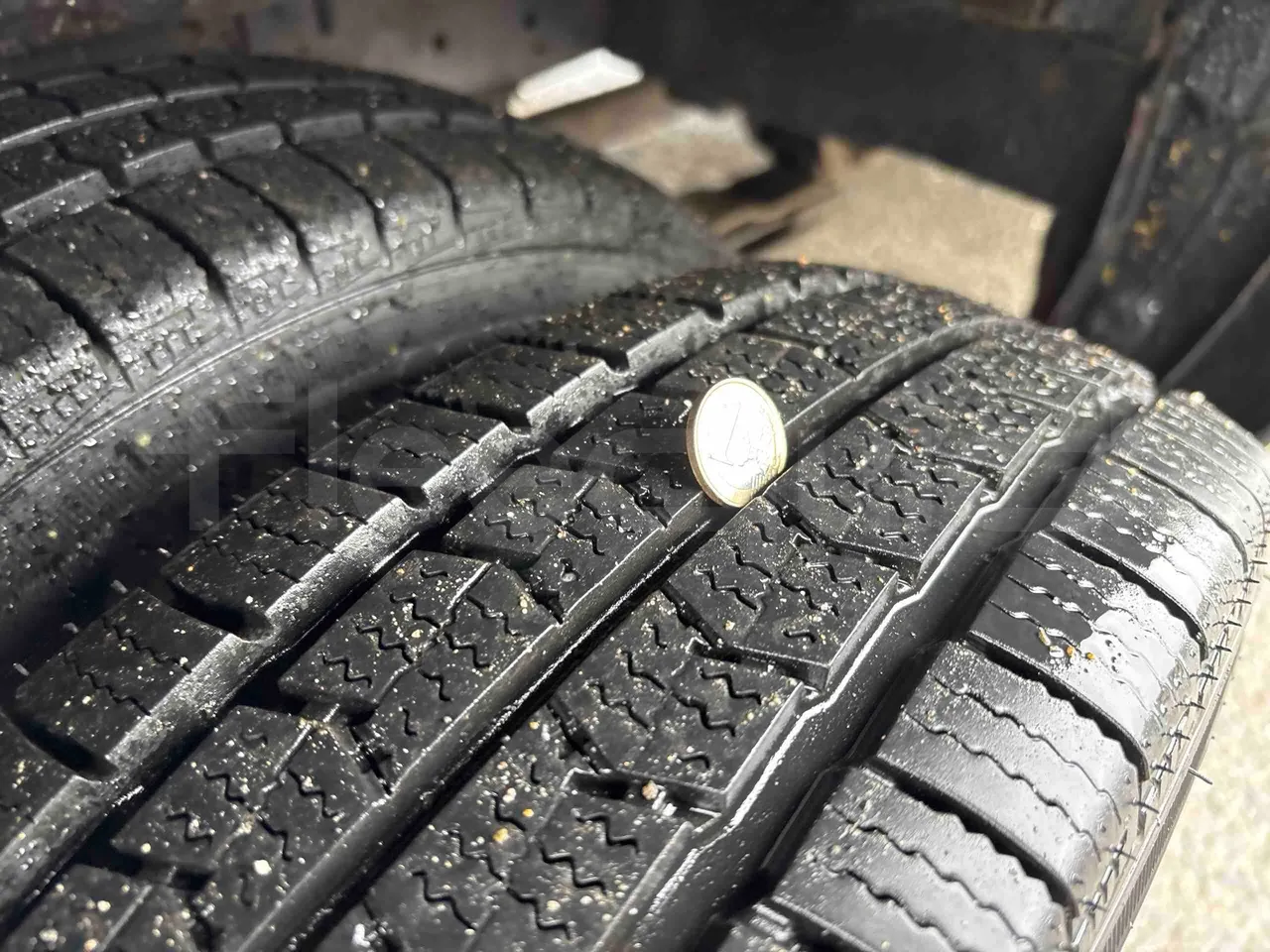 Ford Transit FCDYDOFA - Euro3 - 92kW - 6.374mt - tread condition second axle tires right