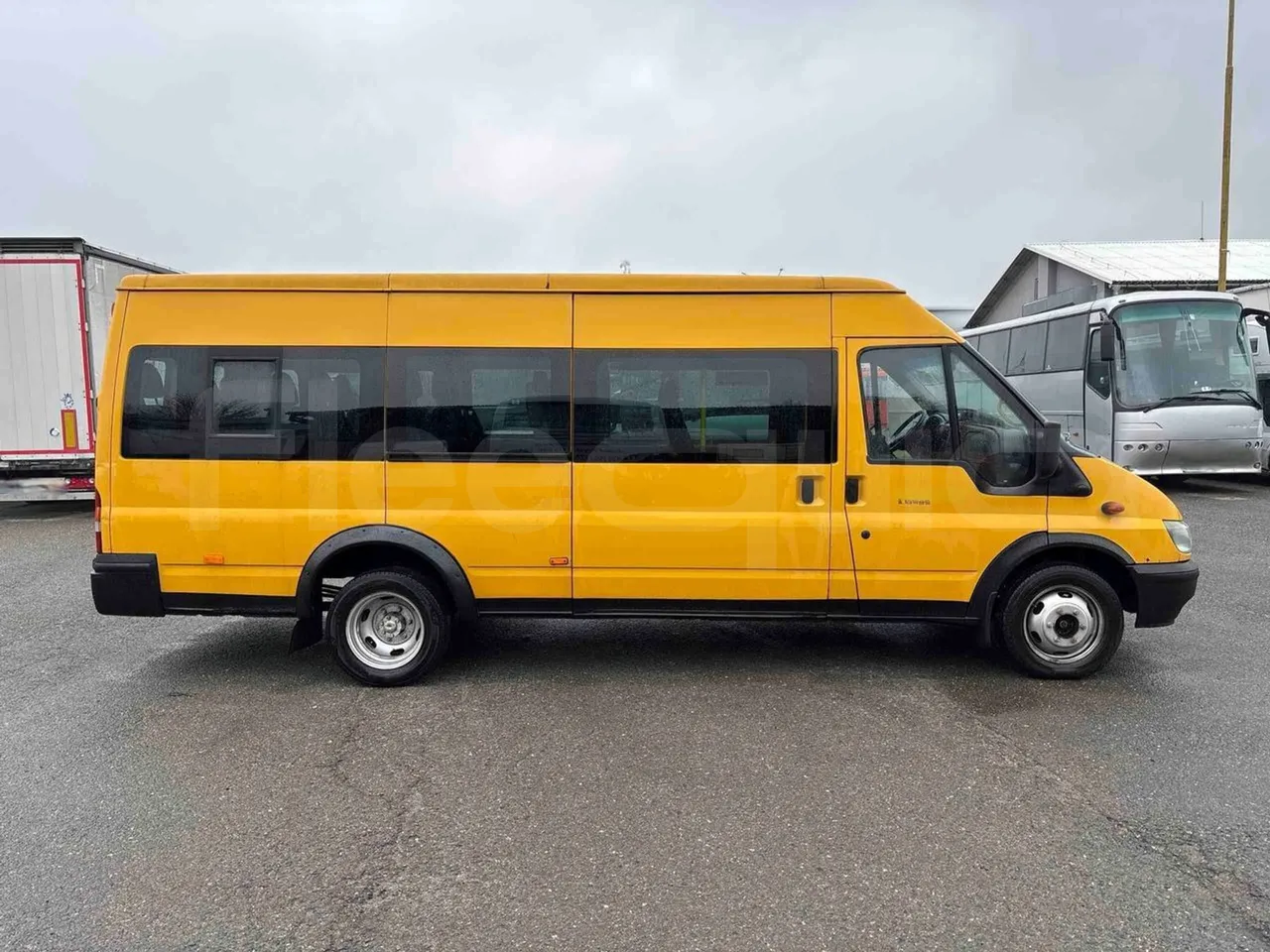 Ford Transit FCDYDOFA - Euro3 - 92kW - 6.374mt - right side doors closed