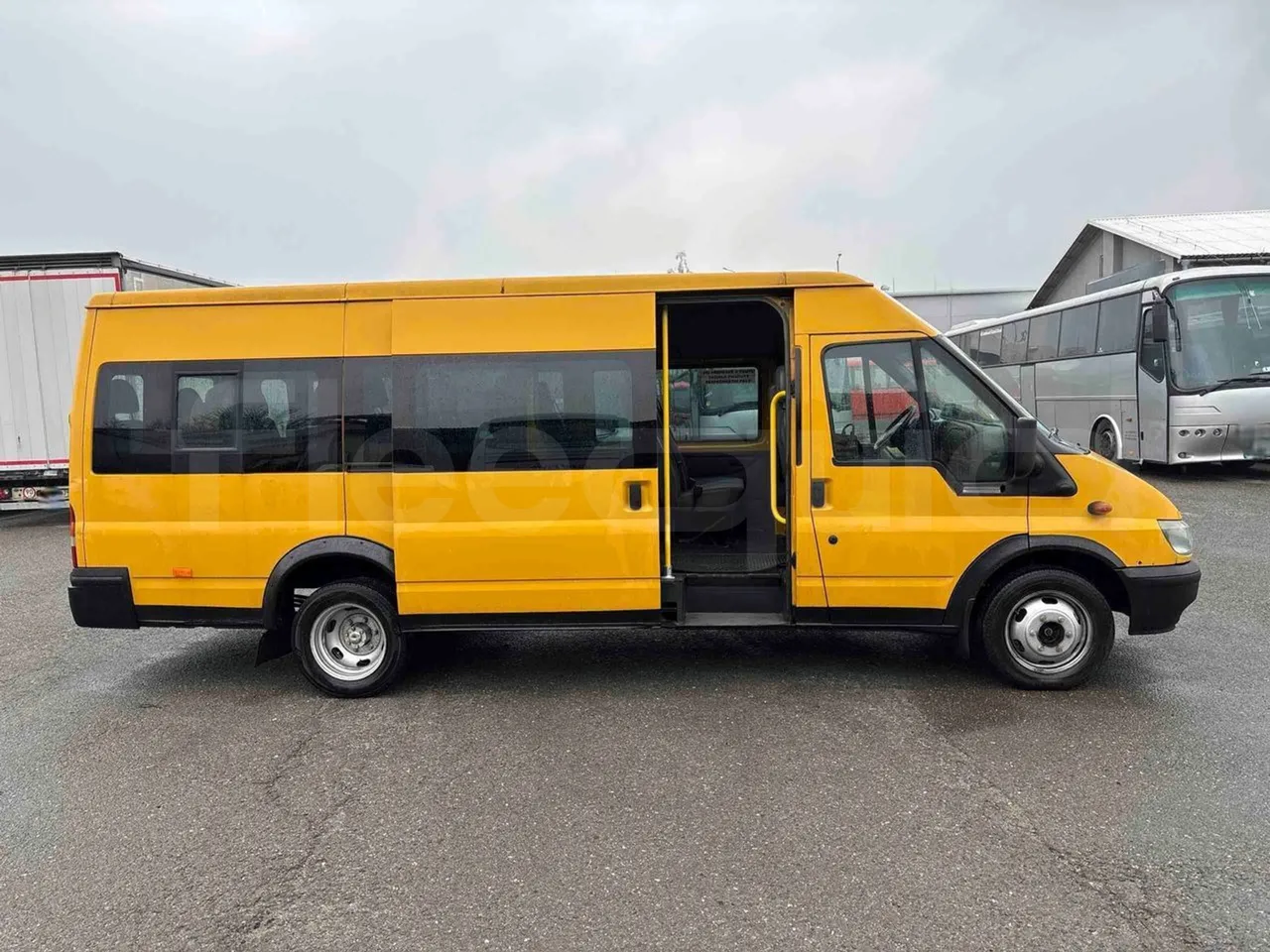 Ford Transit FCDYDOFA - Euro3 - 92kW - 6.374mt - right side doors open
