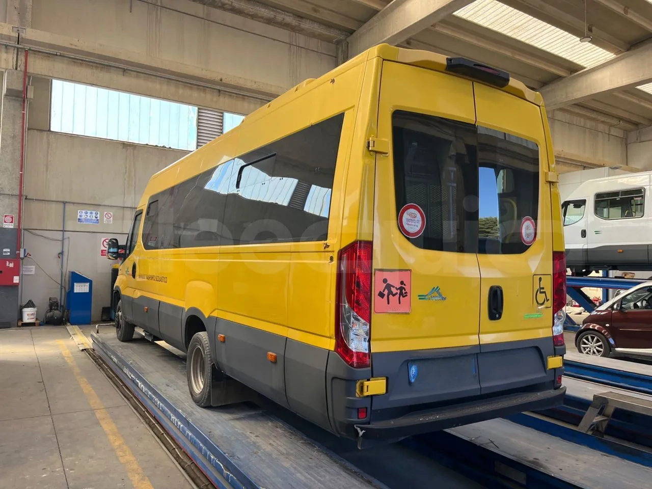 Iveco Daily 50C14N - EUR6 - 100kW - 7.729m - 3/4 left rear side