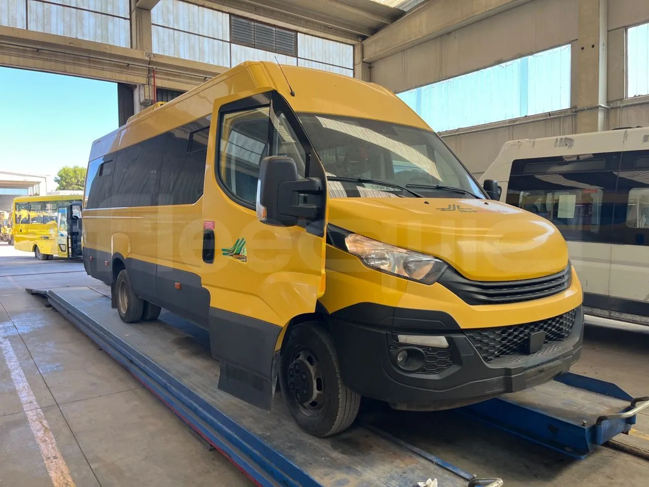Iveco Daily 50C14N - EUR6 - 100kW - 7.729m - 3/4 right front doors open