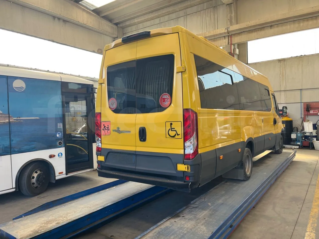 Iveco Daily 50C14N - EUR6 - 100kW - 7.729m - 3/4 right rear doors closed