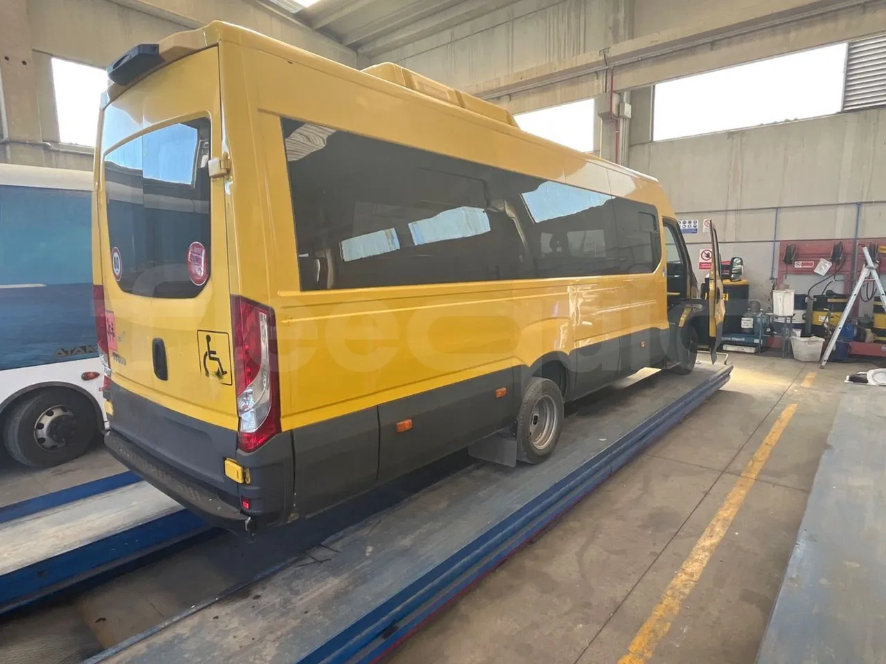 Iveco Daily 50C14N - EUR6 - 100kW - 7.729m - 3/4 right rear doors open