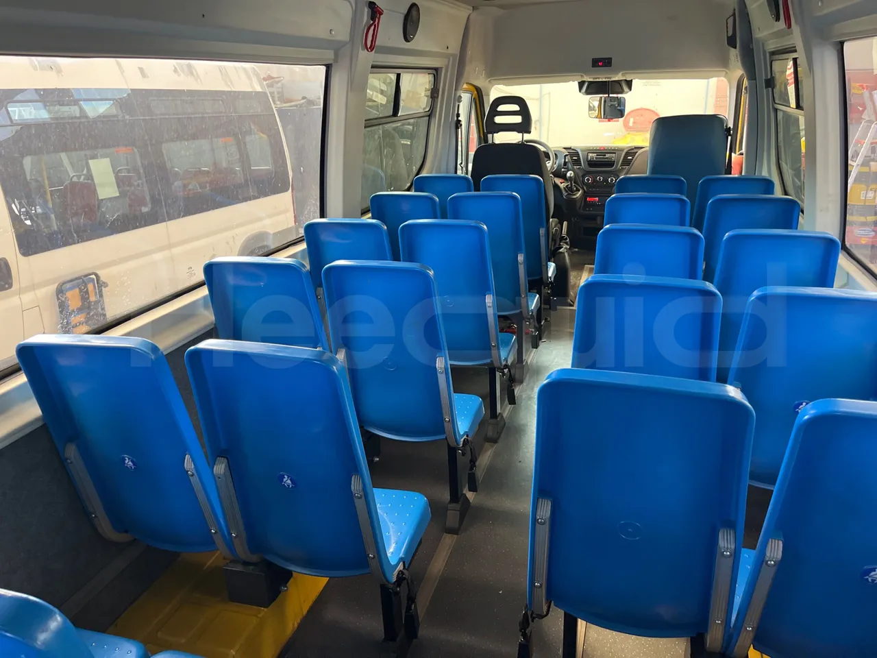 Iveco Daily 50C14N - EUR6 - 100kW - 7.729m - forward view middle aisle