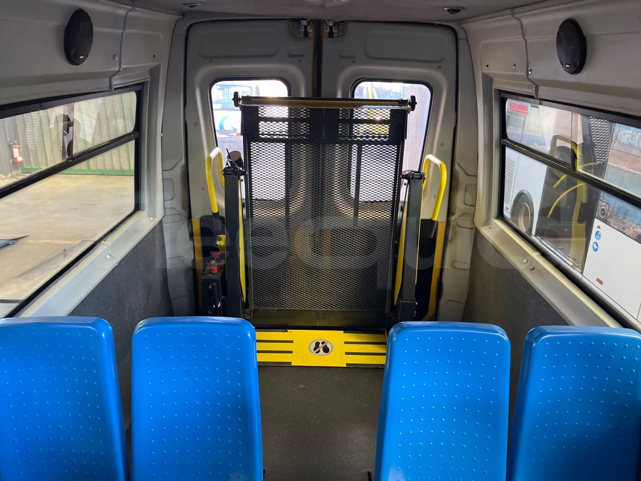 Iveco Daily 50C14N - EUR6 - 100kW - 7.729m - reverse view middle aisle