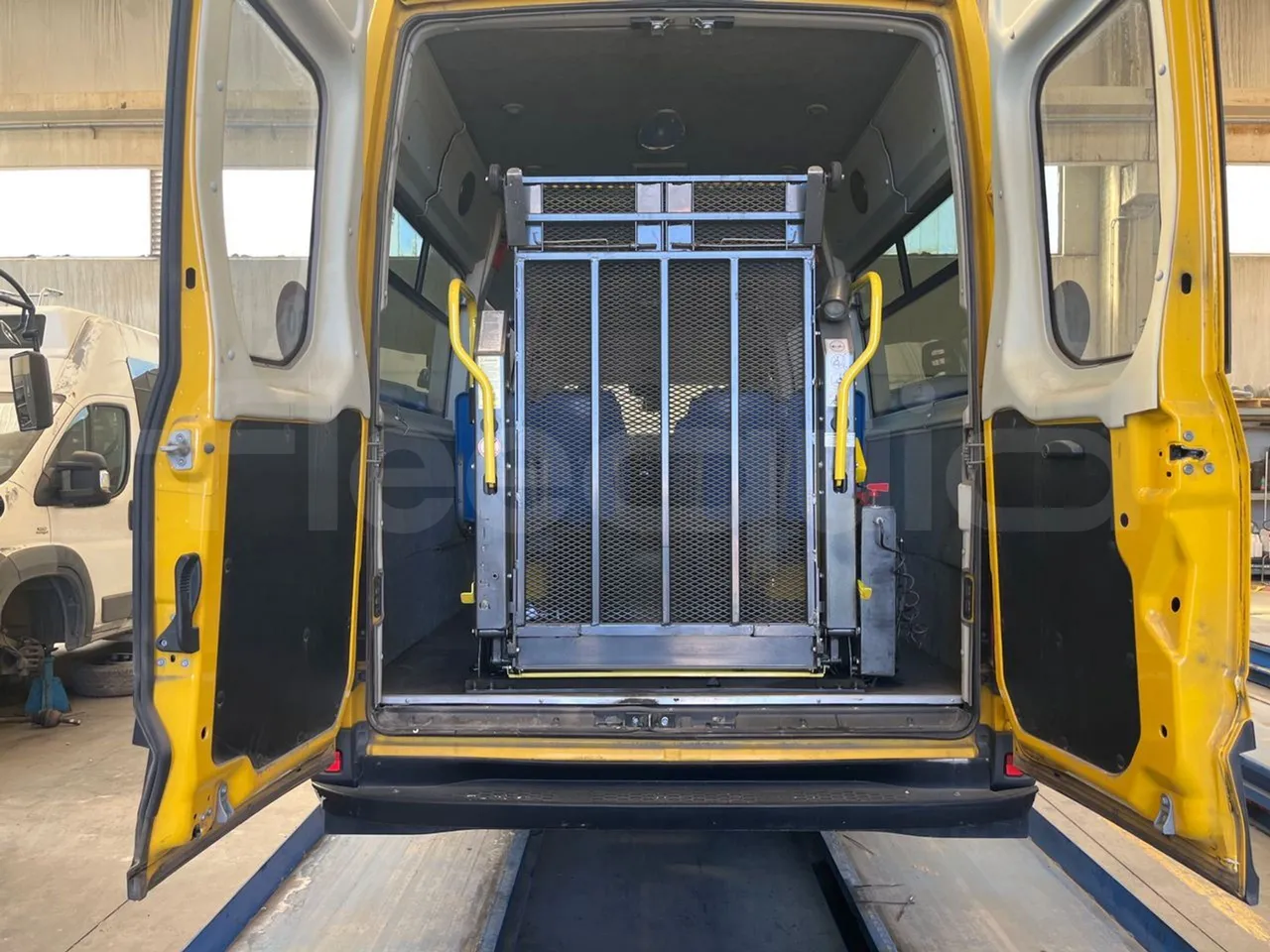 Iveco Daily 50C14N - EUR6 - 100kW - 7.729m - platform open photo