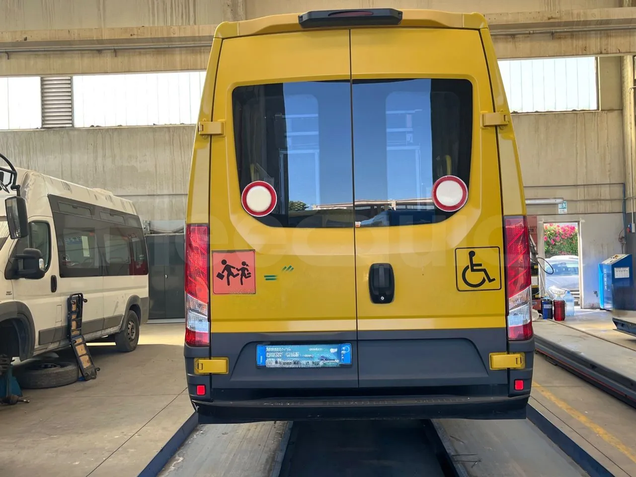 Iveco Daily 50C14N - EUR6 - 100kW - 7.729m - rear hatch closed
