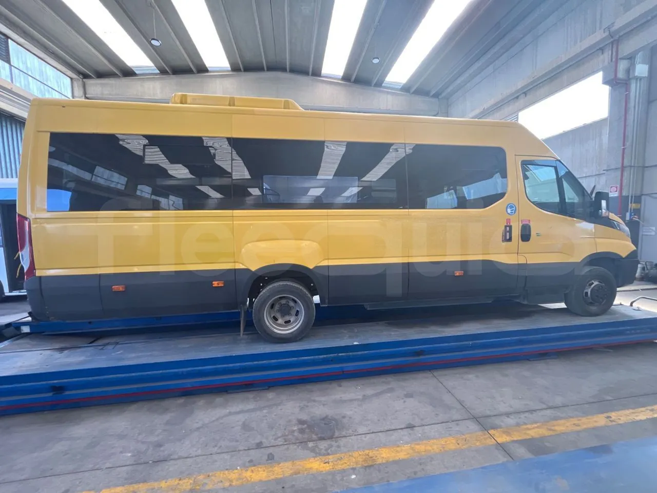 Iveco Daily 50C14N - EUR6 - 100kW - 7.729m - right side doors closed