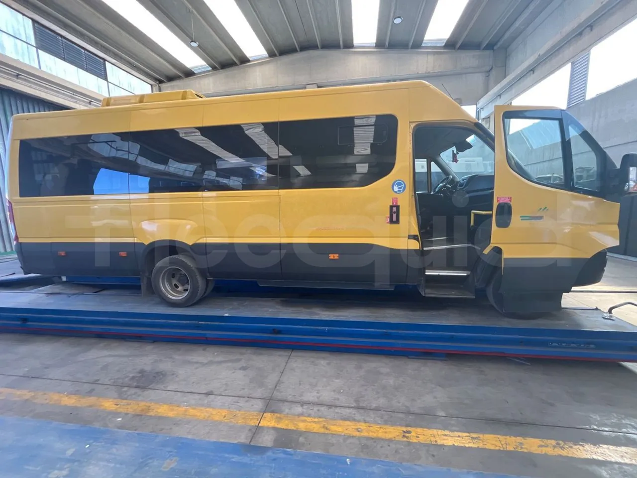 Iveco Daily 50C14N - EUR6 - 100kW - 7.729m - right side doors open