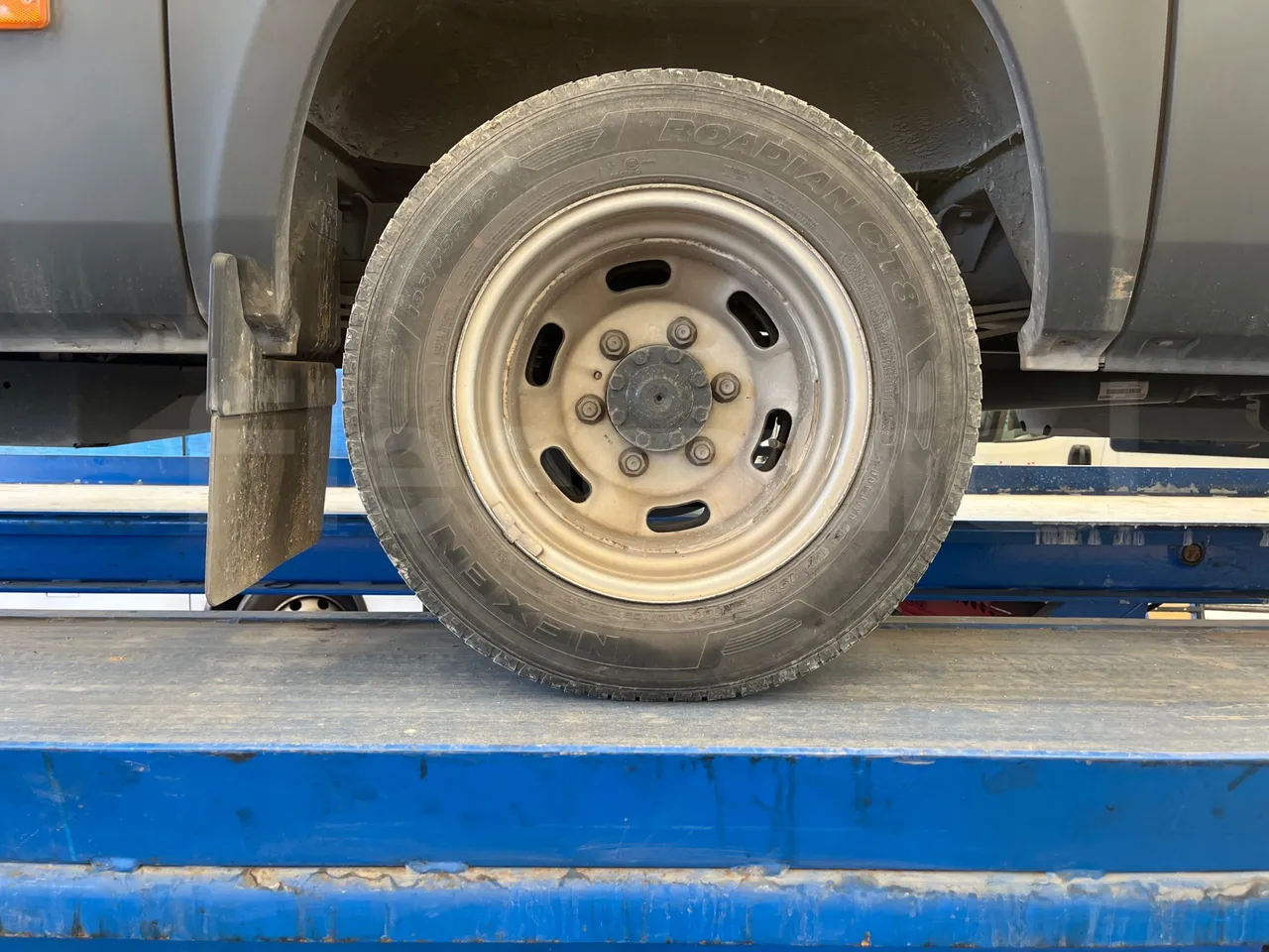 Iveco Daily 50C14N - EUR6 - 100kW - 7.729m - rear left tire photo