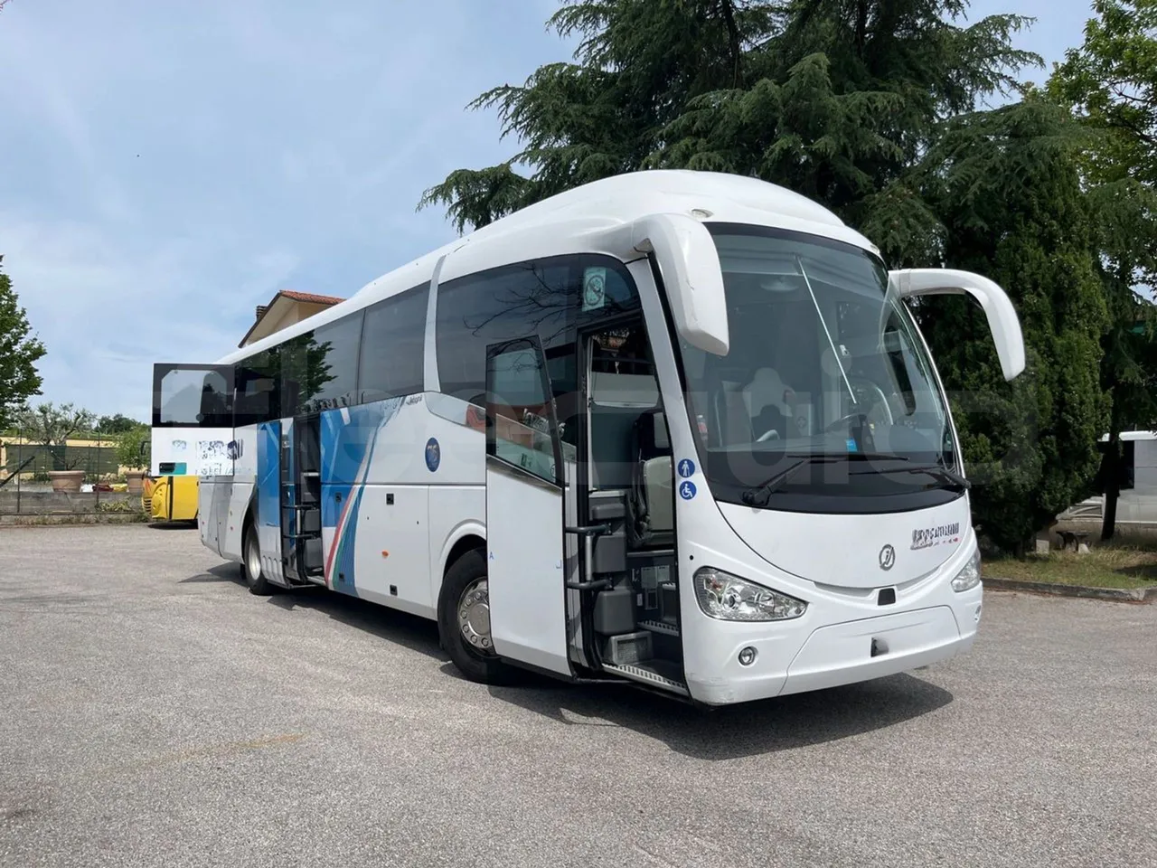 Irizar Daf - 3/4 right front doors open