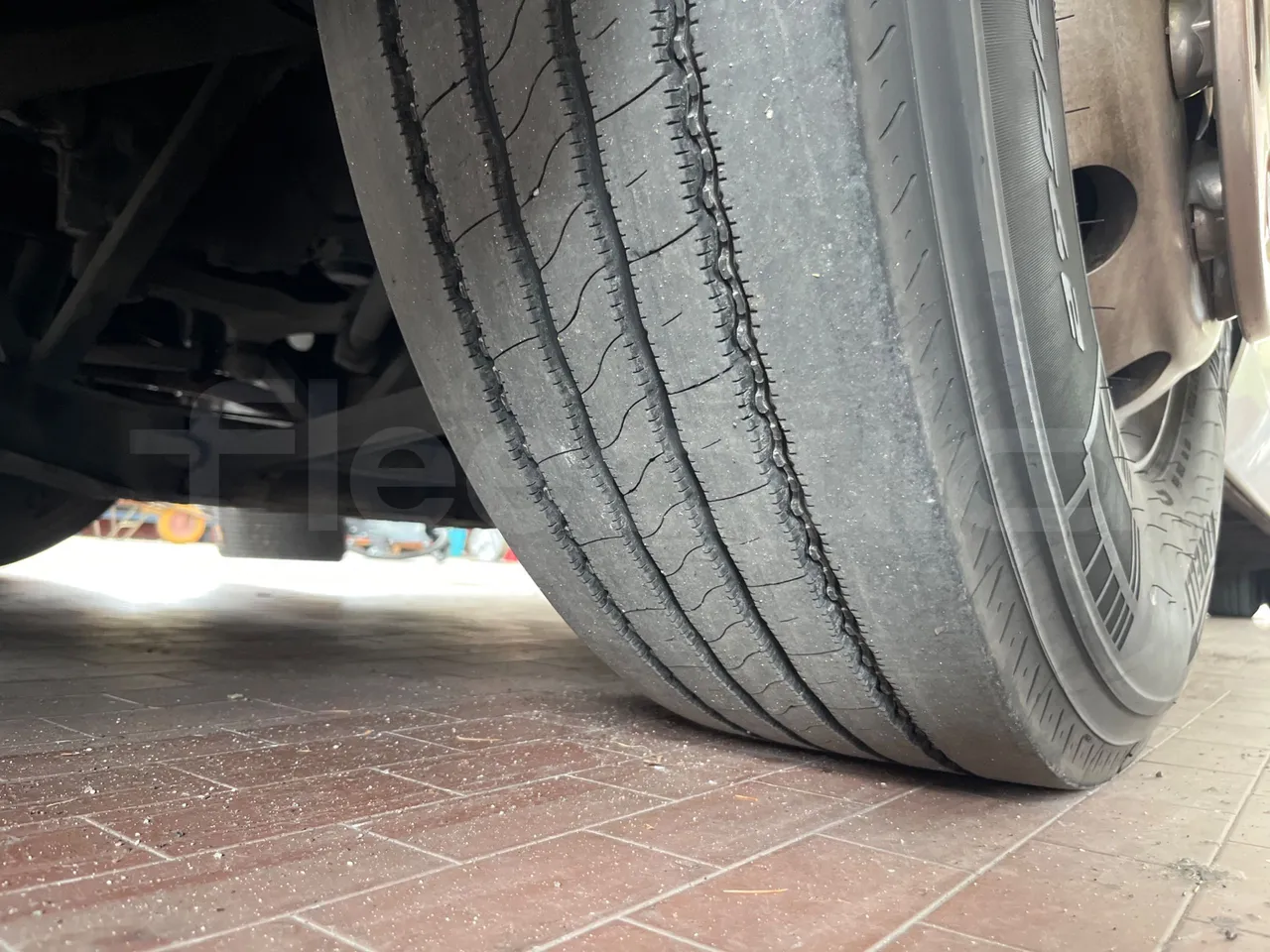 Irizar Daf - tread condition second axle tires right