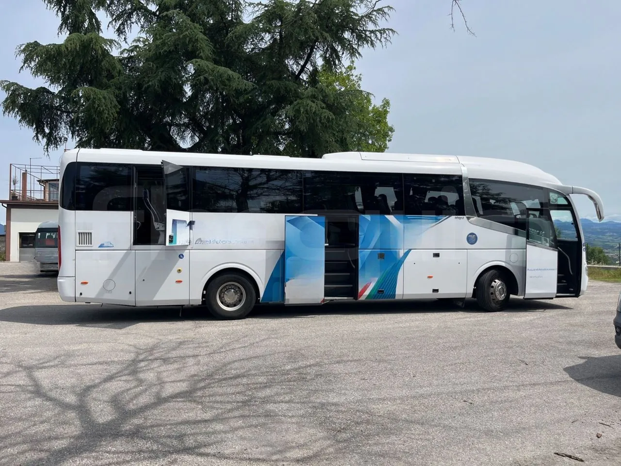 Irizar Daf - right side doors open