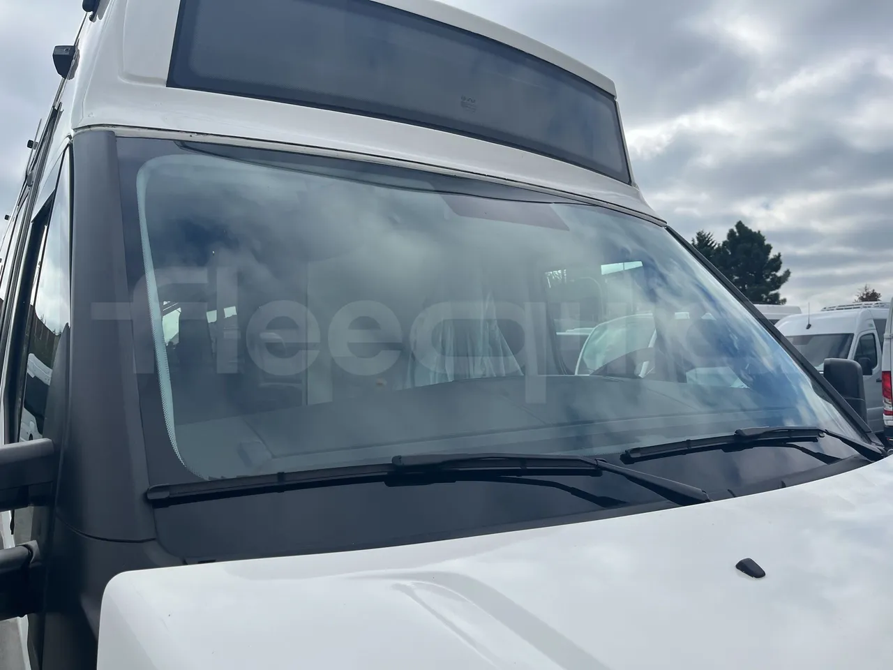 Iveco Daily - Windscreen From Right Side