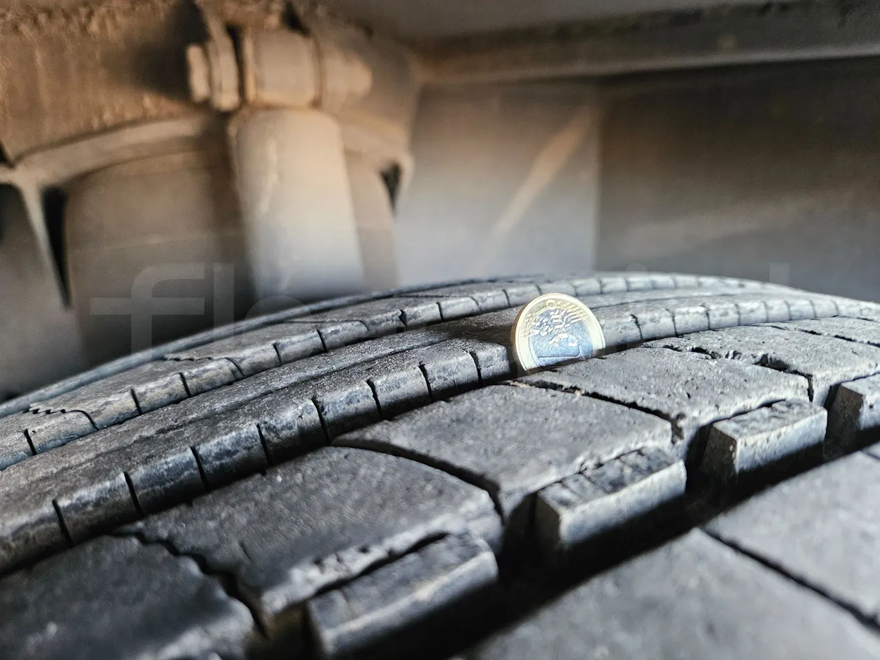 Setra S416 GT-HD/2 - EUR5 - 315kW - 13.020m - tread condition front tires left