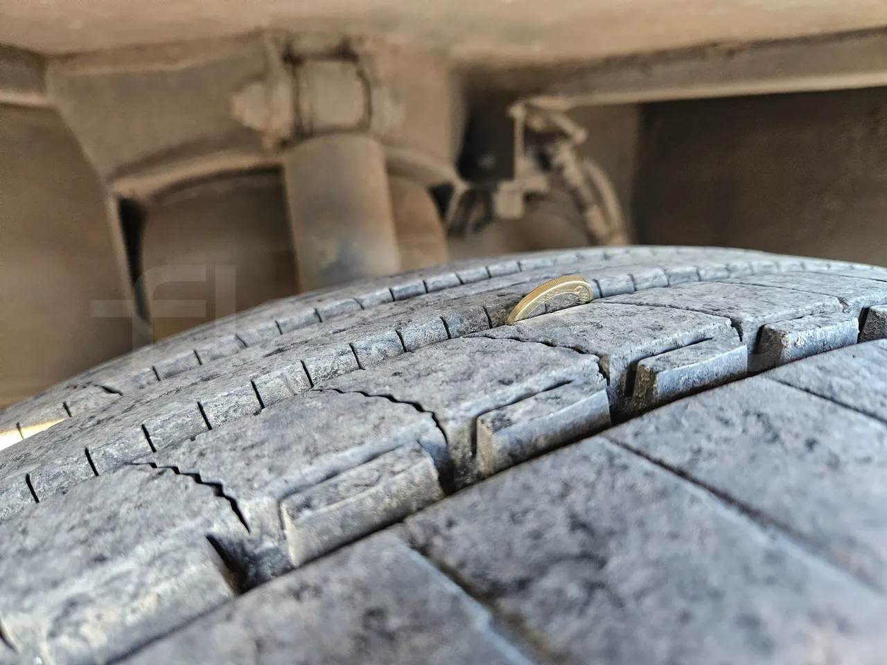 Setra S416 GT-HD/2 - EUR5 - 315kW - 13.020m - tread condition front tires right