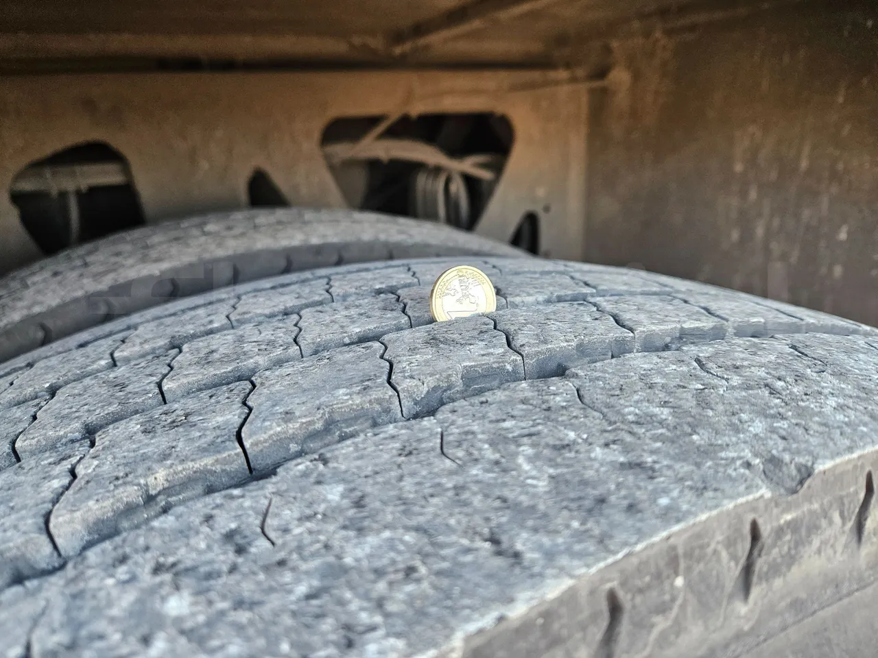 Setra S416 GT-HD/2 - EUR5 - 315kW - 13.020m - tread condition second axle tires left