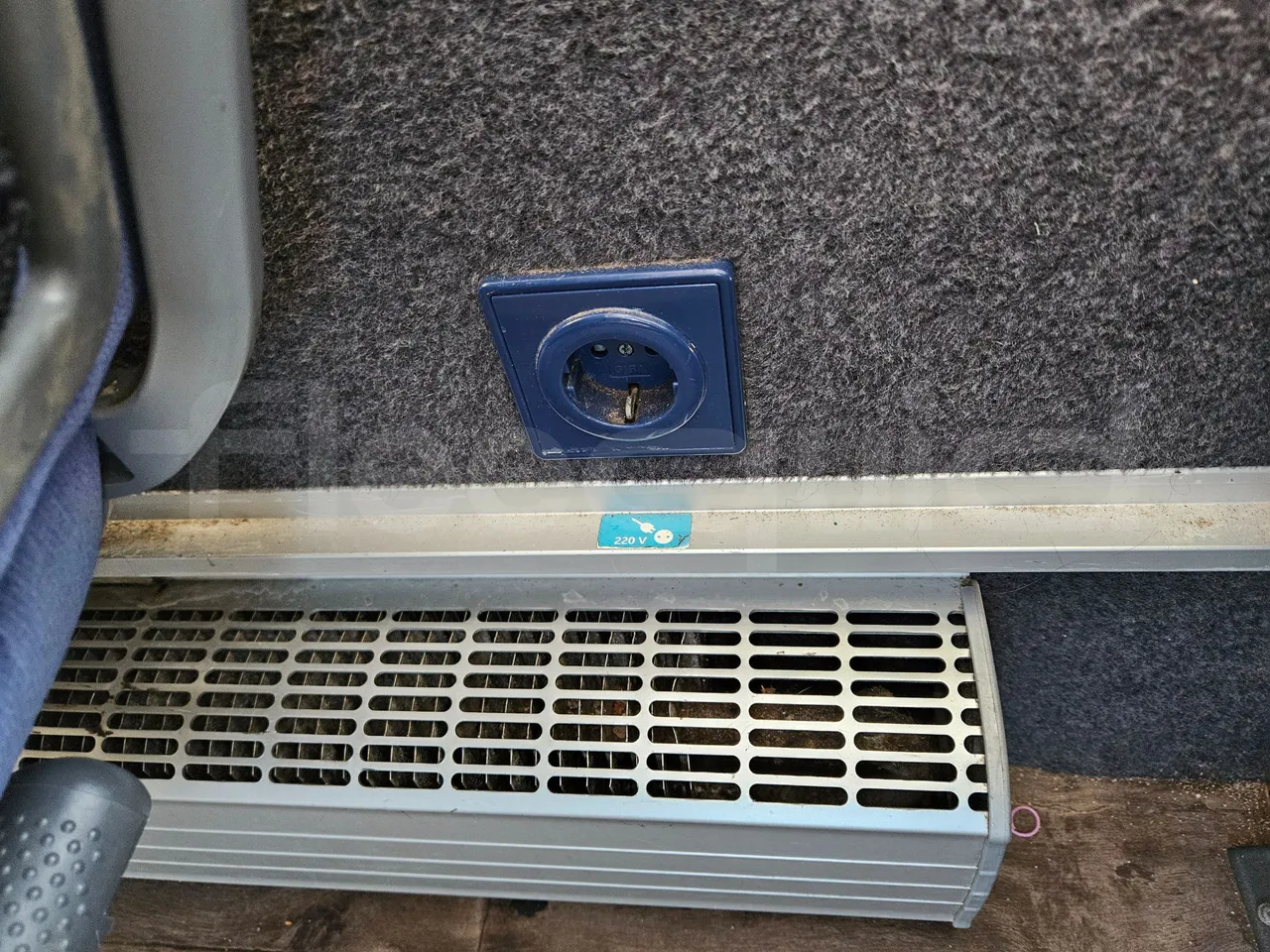 Setra S416 GT-HD/2 - EUR5 - 315kW - 13.020m - power outlets detail