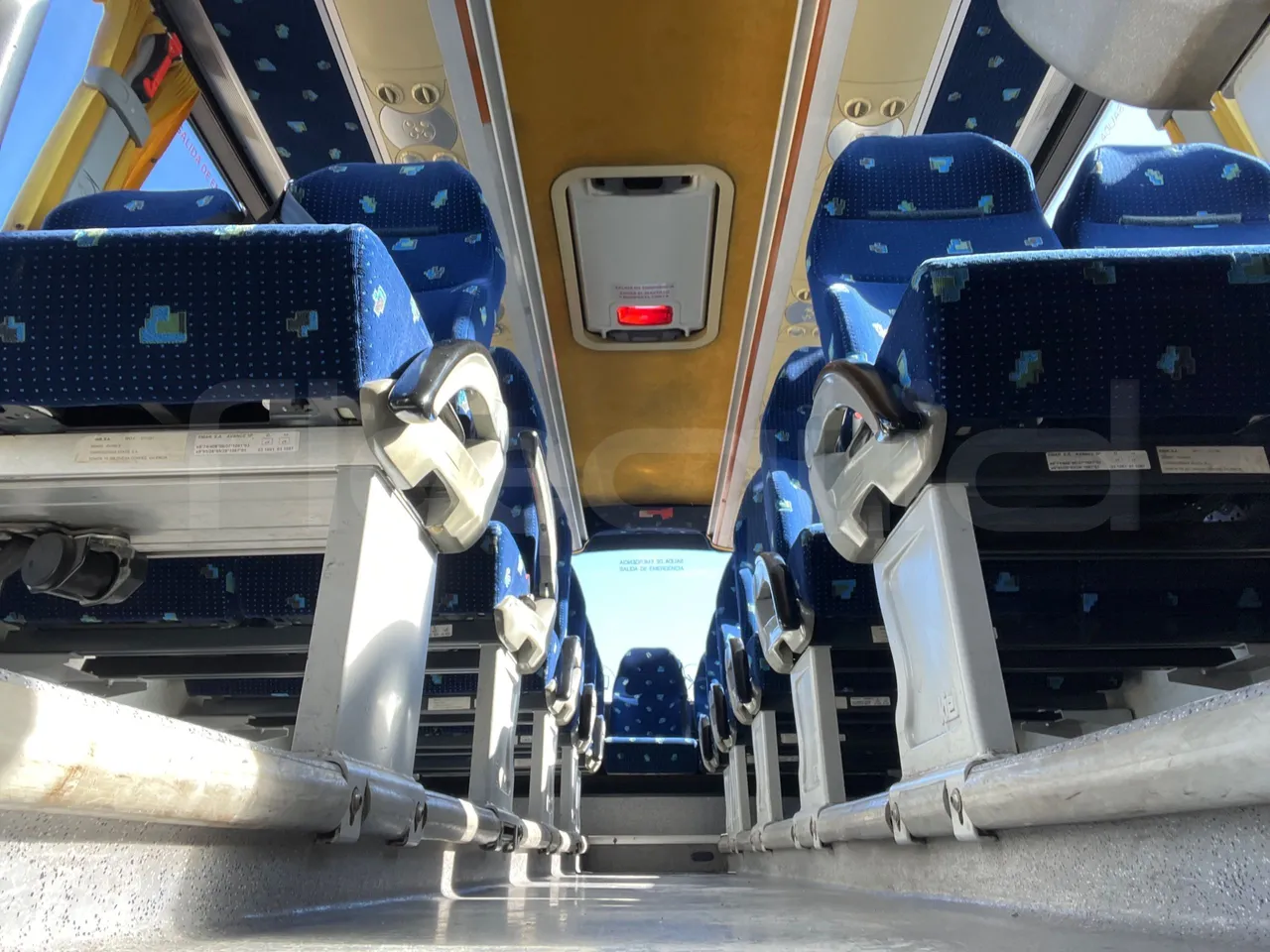 Mercedes-Benz OC 500 RF 	1842 - Euro4 - 315kW - 13mt - usb charging detail