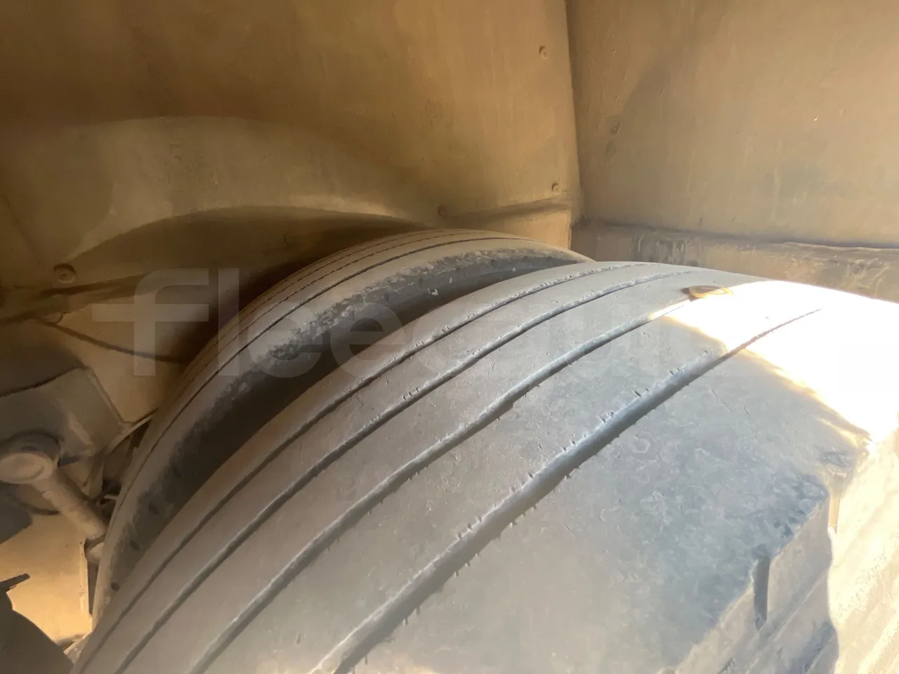 Mercedes-Benz OC 500 RF 	1842 - Euro4 - 315kW - 13mt - tread condition front tires right