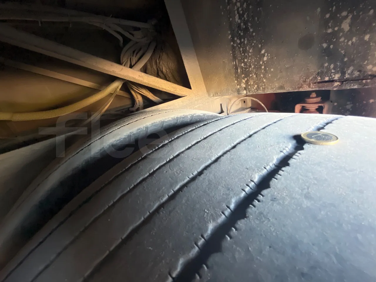 Mercedes-Benz OC 500 RF 	1842 - Euro4 - 315kW - 13mt - front left tire measurements