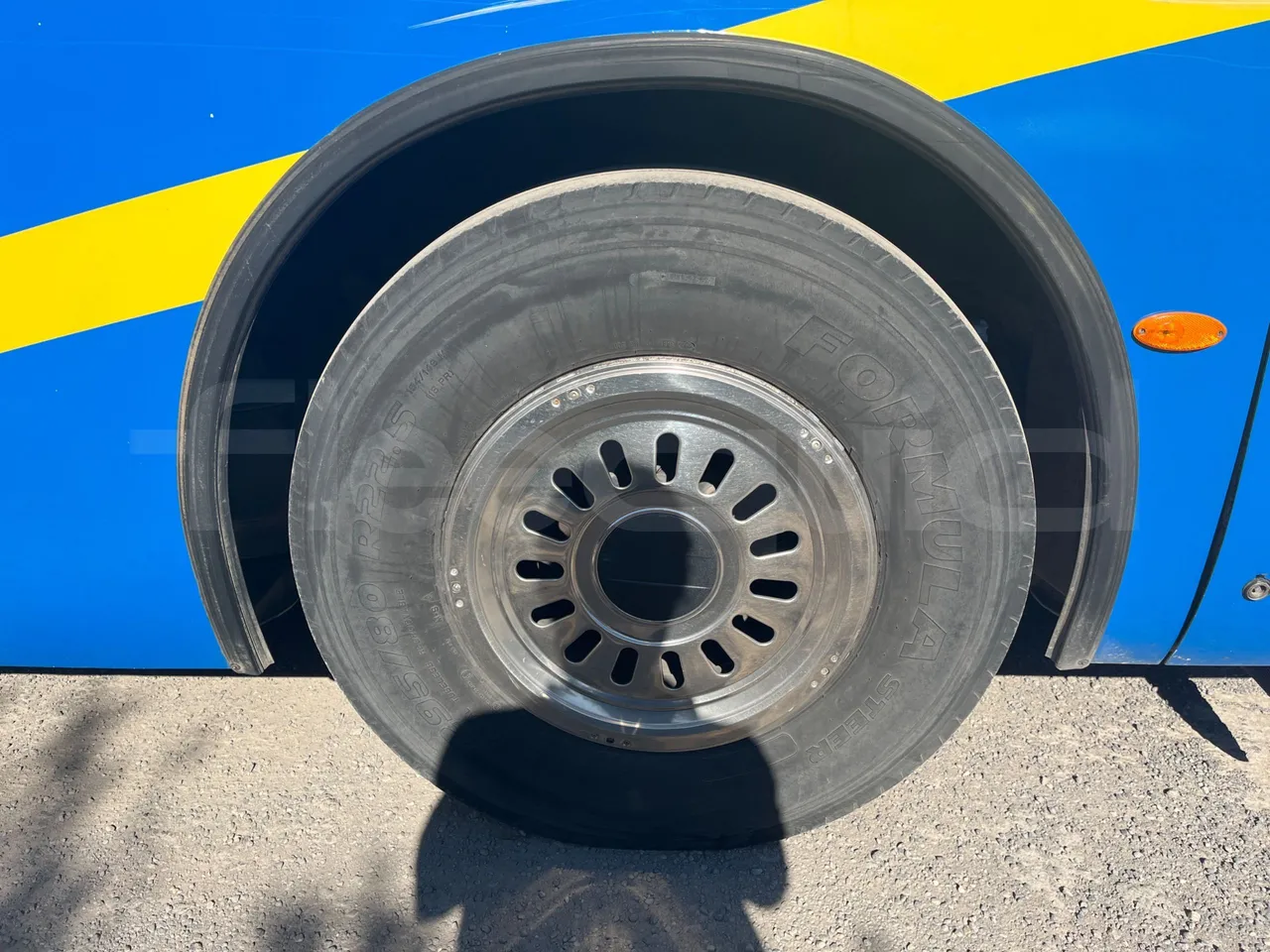 Mercedes-Benz OC 500 RF 	1842 - Euro4 - 315kW - 13mt - rear left tire photo