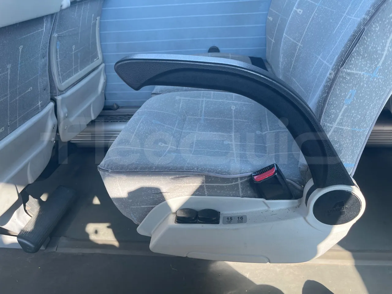 Isuzu Turquoise Anadolu - Euro5 - 140kW - 7.670mt - armrest detail photo