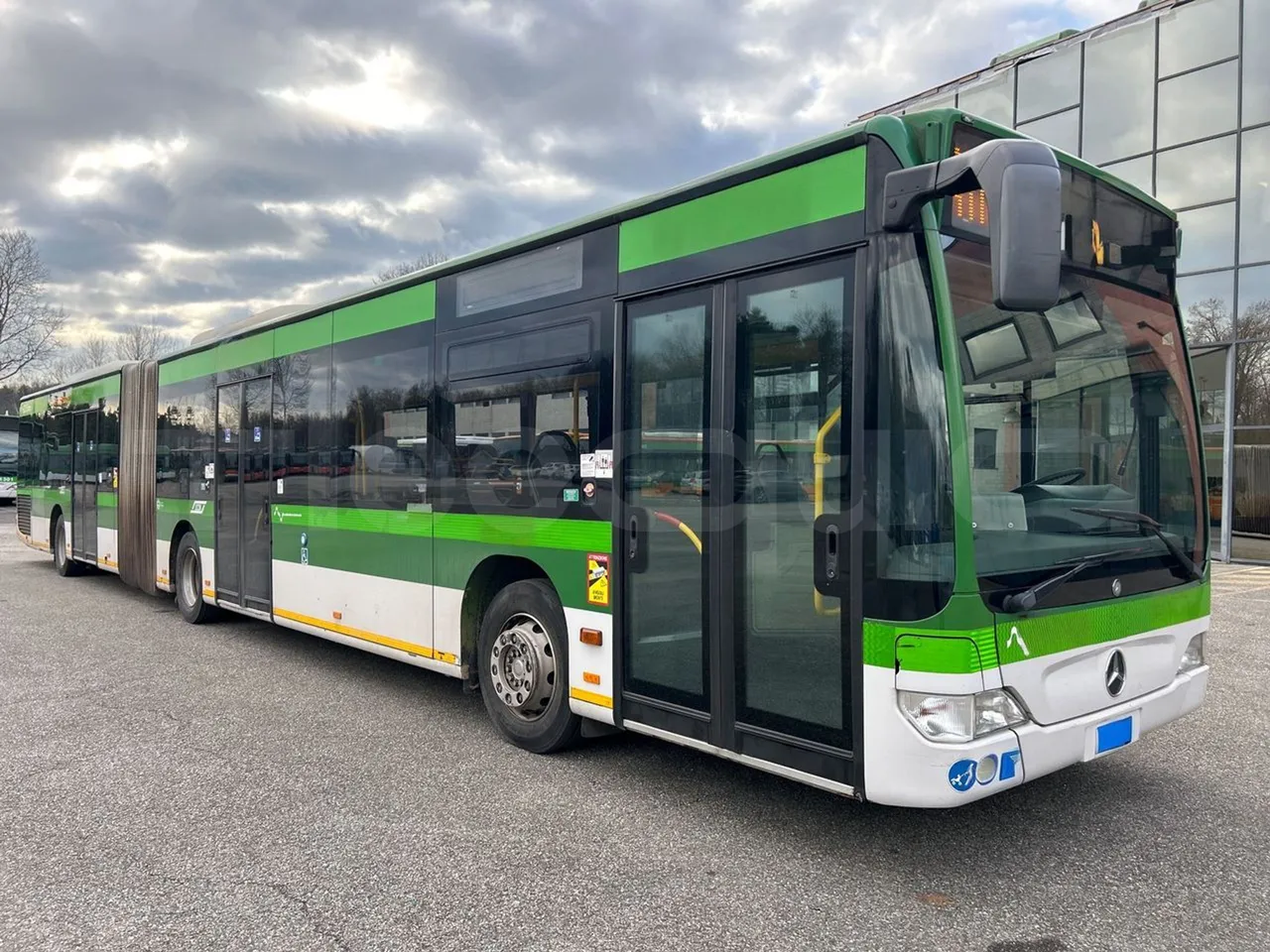 Mercedes-Benz O 530 G- 3P - Euro5 - 260kW - 17.940mt - 3/4 front right doors