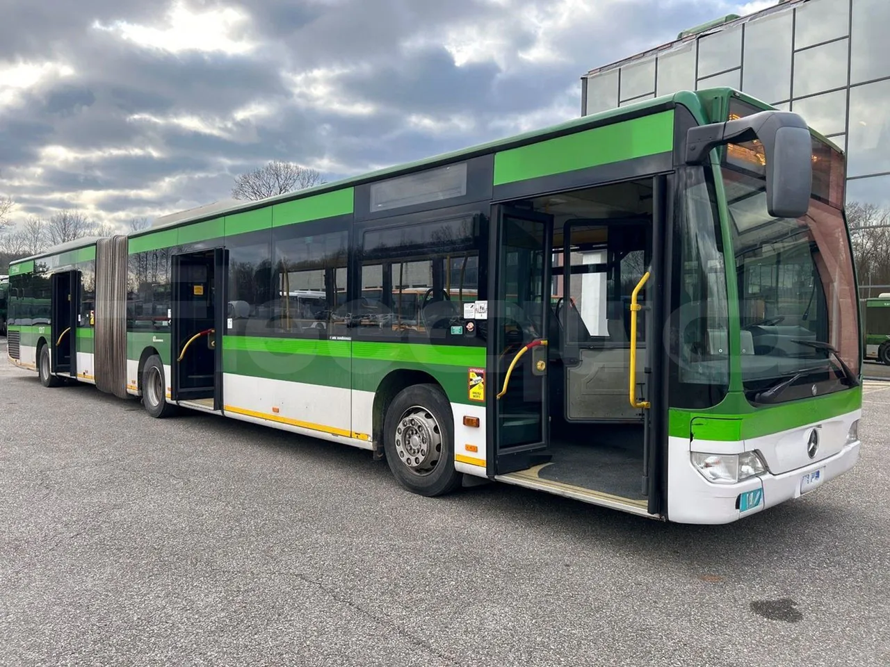 Mercedes-Benz O 530 G- 3P - Euro5 - 260kW - 17.940mt - 3/4 right front doors open