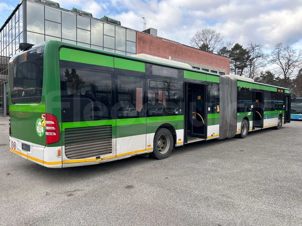 Mercedes-Benz O 530 G- 3P - Euro5 - 260kW - 17.940mt - 3/4 right rear doors open