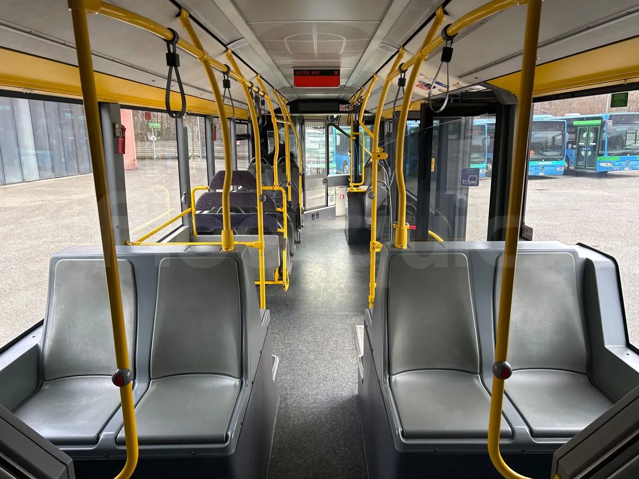 Mercedes-Benz O 530 G- 3P - Euro5 - 260kW - 17.940mt - forward view middle aisle