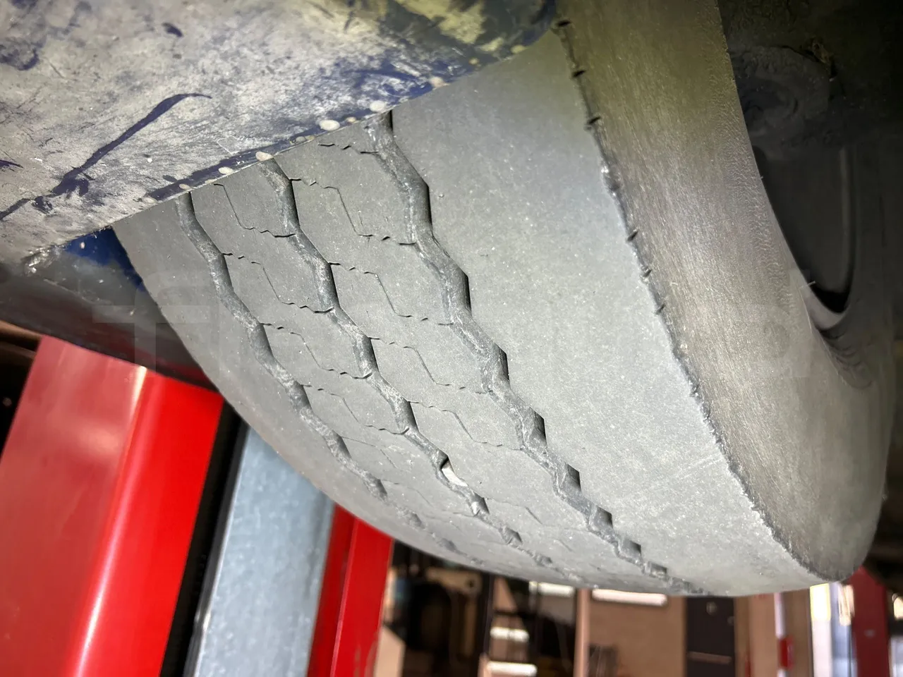 Mercedes-Benz O 530 G- 3P - Euro5 - 260kW - 17.940mt - tread condition front tires left