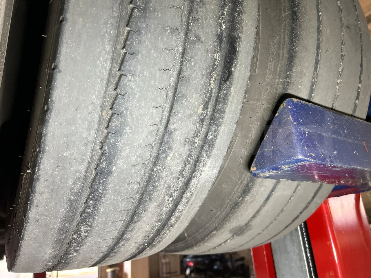 Mercedes-Benz O 530 G- 3P - Euro5 - 260kW - 17.940mt - tread condition second axle tires right