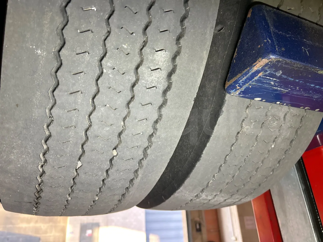 Mercedes-Benz O 530 G- 3P - Euro5 - 260kW - 17.940mt - tread condition third axle tires left