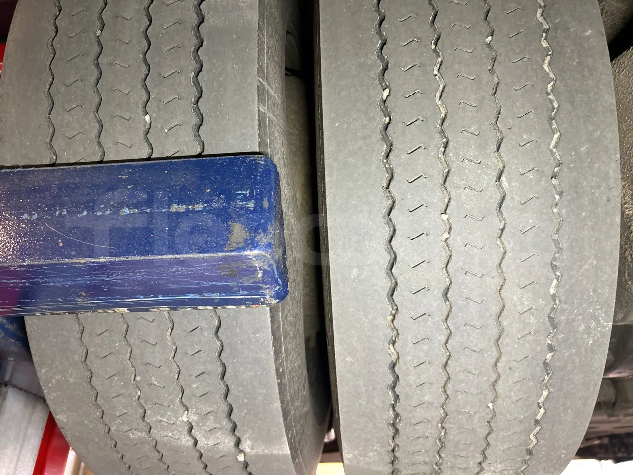 Mercedes-Benz O 530 G- 3P - Euro5 - 260kW - 17.940mt - tread condition third axle tires right